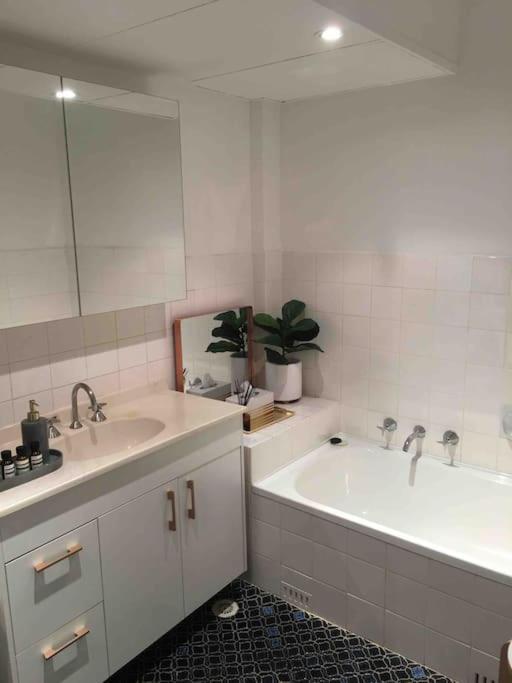 시드니 Harbourside Style, 2 Bed, A/C, Pool -Elizabeth Bay 아파트 외부 사진